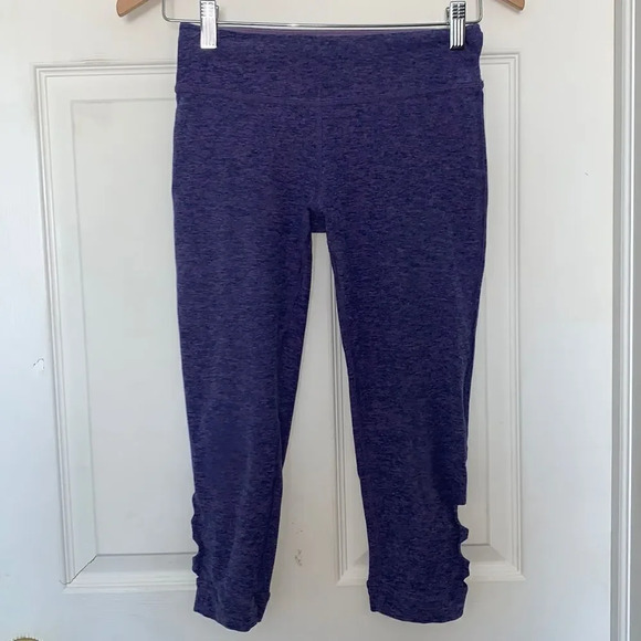 Beyond Yoga Cut Out Capris - Picture 4 of 7